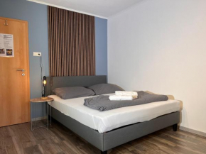 Privatzimmer mit Balkon Netflix Kingsizebed im Apartment